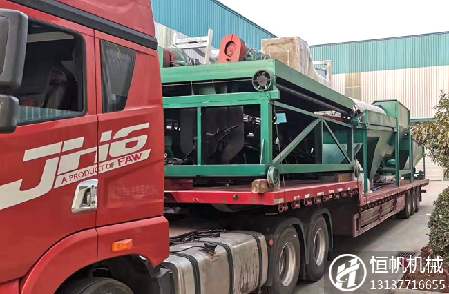 槽式翻拋機(jī)、滾筒篩分機(jī)裝車